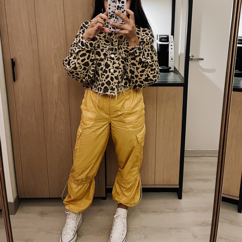 Super Fun Cropped Lepoard print jacket. - Picture 5 of 7